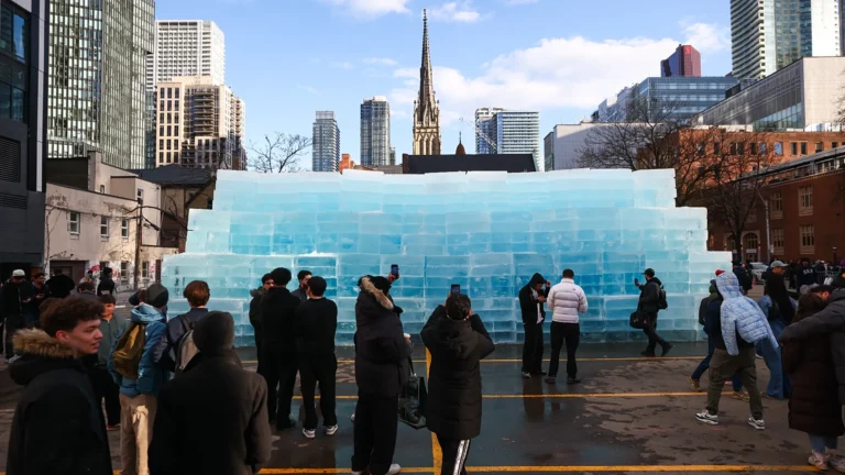 Drake, lo stunt di ICEMAN spiegato: lanciafiamme, fan in delirio e data segreta