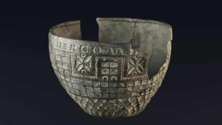 Una rara coppa romana di quasi 2mila anni fa ritrovata in Spagna: la storia del soldato che la riportò dal Vallo di Adriano