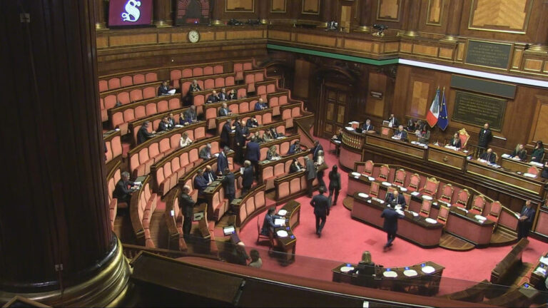 Missione Meloni nel Golfo: scontro tra partiti su energia e accise