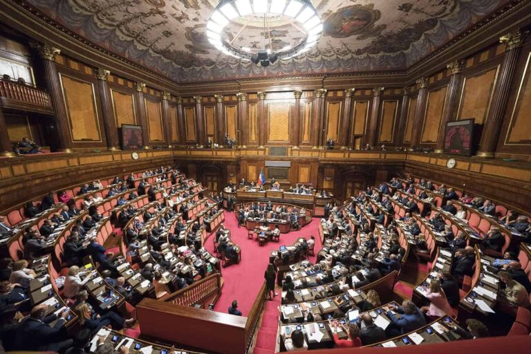 Il governo al lavoro sui rincari, le opposizioni: “Solo propaganda”