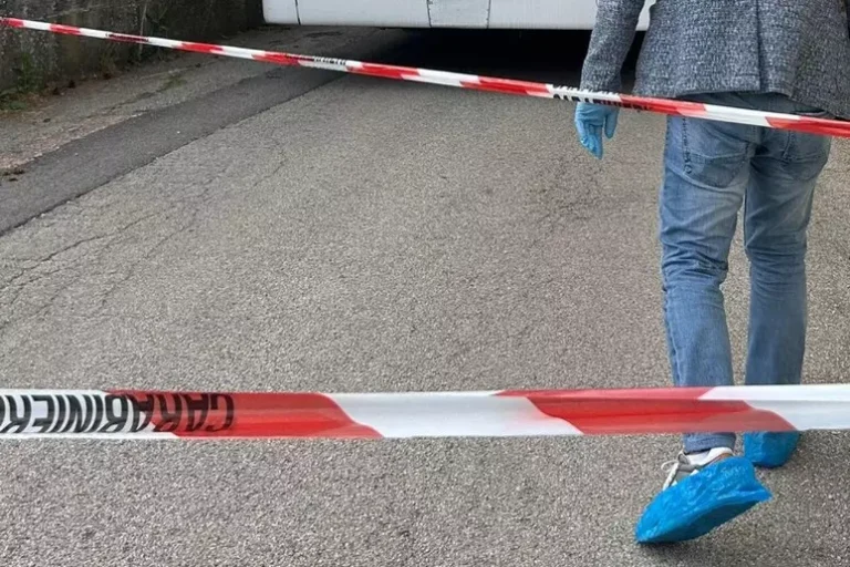 Bloccato l’uomo che ha aggredito la moglie a martellate su un bus
