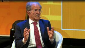 Prodi: ‘Ci comportiamo come servi di fronte a Trump’