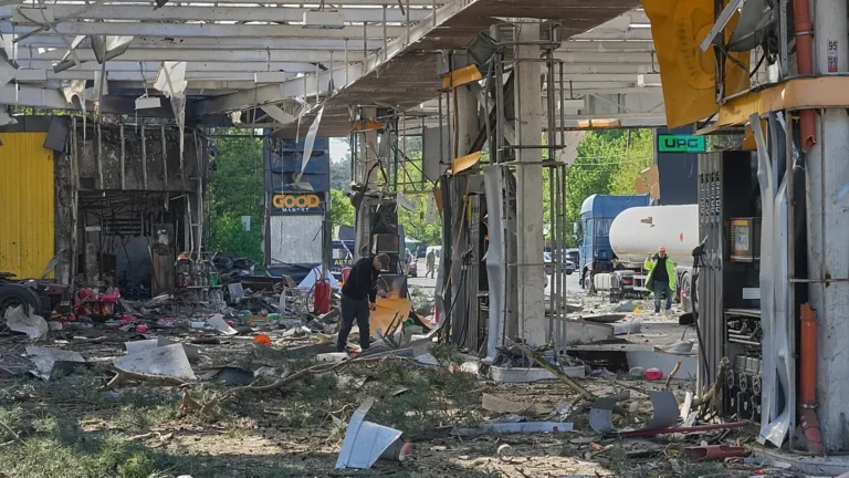 Mosca lancia l’attacco più duro. Giornata di lutto a Kiev