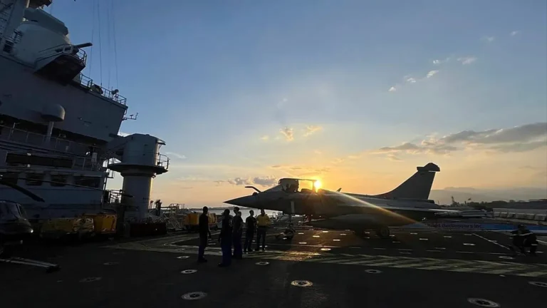 Francia riposiziona la portaerei Charles de Gaulle verso il Mar Rosso in vista della possibile missione a Hormuz
