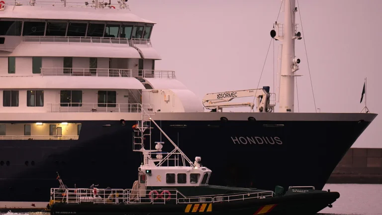 Nave con Hantavirus arrivata a Tenerife: si attende lo sbarco dei passeggeri