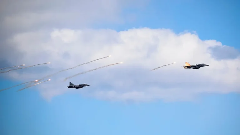 Ucraina compra fino a 20 caccia Gripen di ultima generazione, Svezia ne dona 16