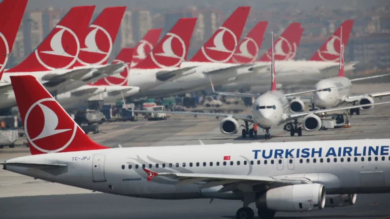 Crisi del carburante aereo: tagliati a maggio 13.000 voli e 2 milioni di posti