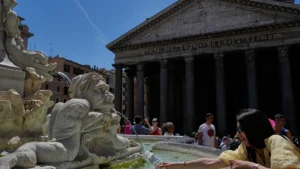 Il caldo a Roma mette in ginocchio persino il Papa