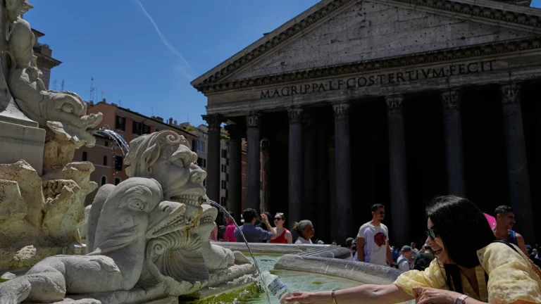 Il caldo a Roma mette in ginocchio persino il Papa