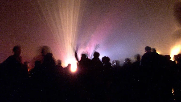 Francia, migliaia di persone a rave illegale in un poligono militare considerato pericoloso