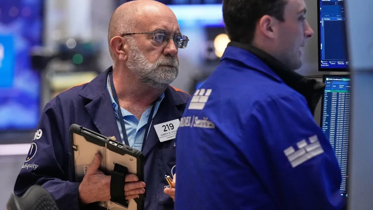 Il petrolio scende sotto 100 dollari, borse in rialzo con Usa e Iran vicini all’accordo