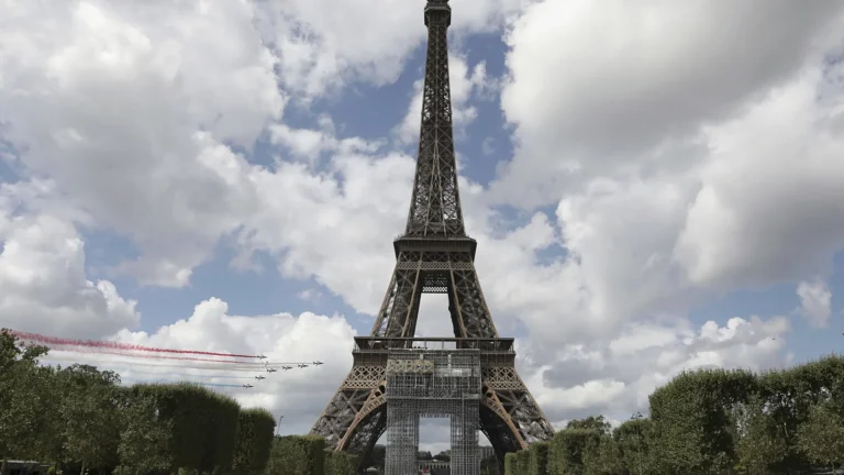 Troncone di scala della Torre Eiffel venduto all’asta per oltre 450 mila euro