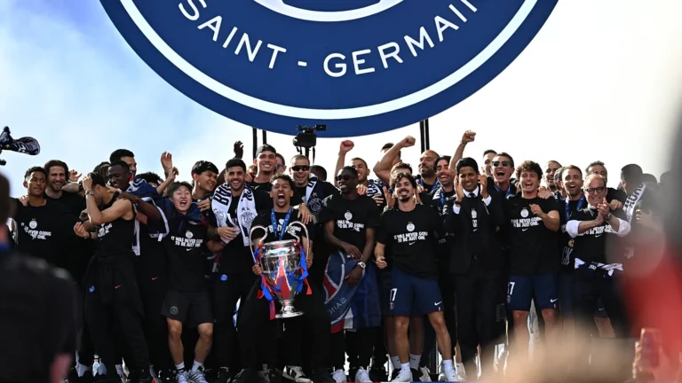 PSG, la festa dei giocatori al rientro a Parigi dopo il trionfo di Budapest
