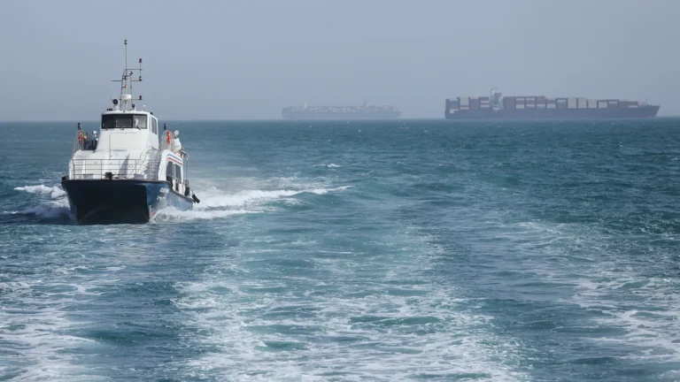 Nave passa Hormuz sotto scorta, l’Iran denuncia attacchi da parte degli Usa e morti nello Stretto