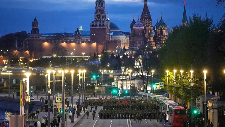 Russia annuncia cessate il fuoco unilaterale per l’8-9 maggio e minaccia Kiev in caso di violazioni
