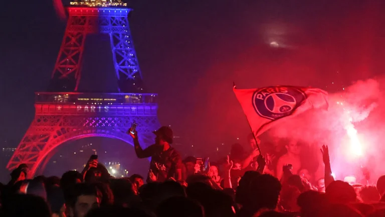 Parigi, la polizia arresta centinaia di manifestanti durante i festeggiamenti del PSG