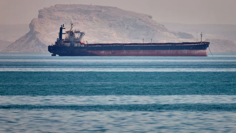Oro o petrolio: cosa protegge meglio dall’aumento dei prezzi durante la guerra in Iran