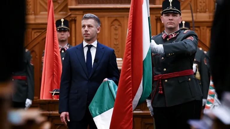 L’Ungheria elegge Péter Magyar primo ministro, bandiera Ue torna nel parlamento