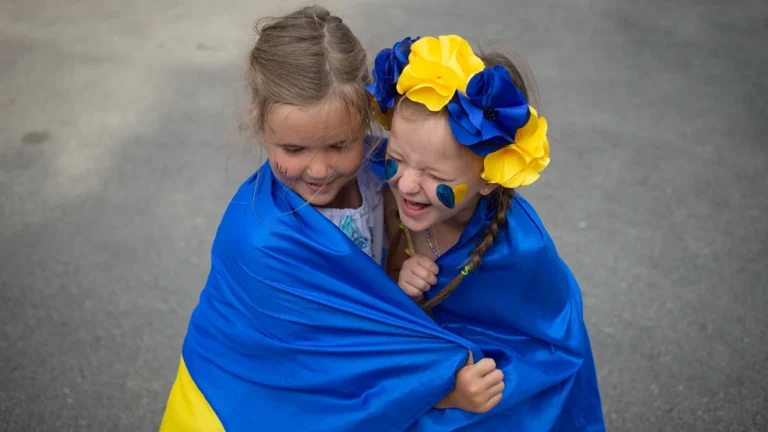 Ue sanziona funzionari russi per deportazione di bambini ucraini: beni congelati