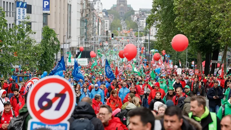 Belgio: sciopero generale contro riforme del governo attira decine di migliaia di persone a Bruxelles
