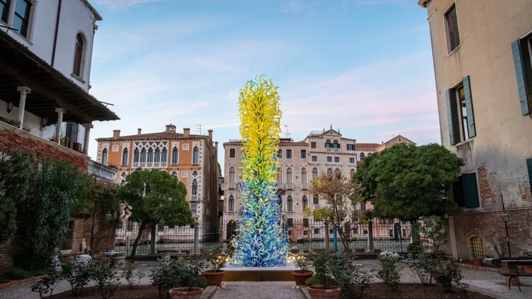 Lampadari all’aperto e camera del pensiero: le mostre da vedere oltre la Biennale di Venezia