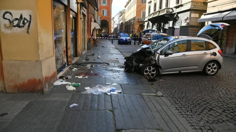 Auto sulla folla a Modena, aggressore accusato di strage: Mattarella e Meloni incontrano i feriti