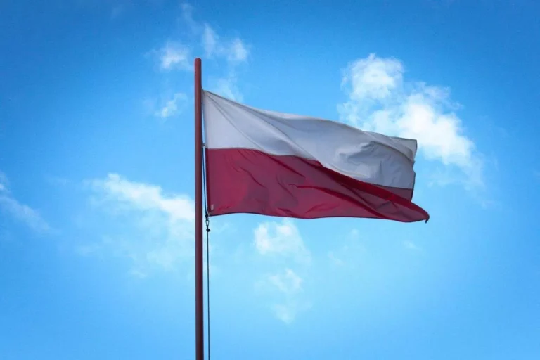 La Polonia smantella la rete di spionaggio del Cremlino: arrestati agenti che spiavano i convogli per l’Ucraina