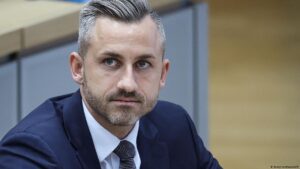 Il ritorno di Mosca nei banchi di scuola: la scommessa pericolosa di Siegmund e della destra tedesca