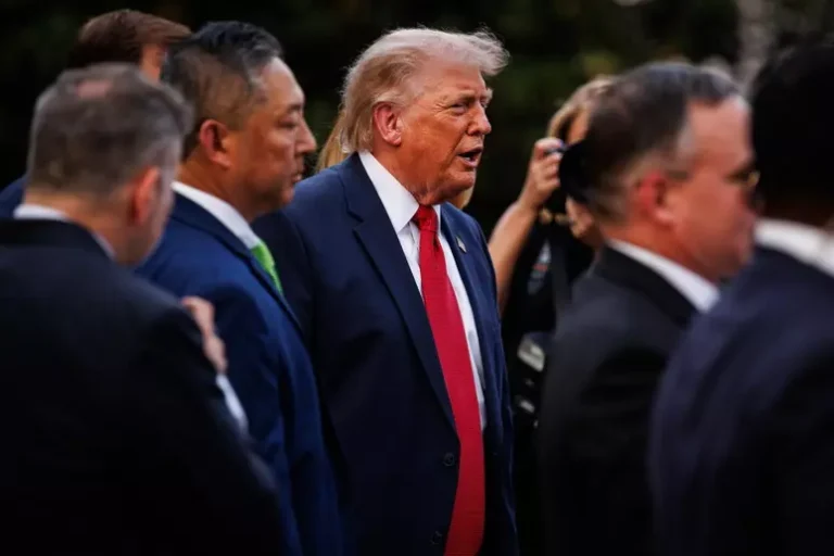 Trump, ‘con Iran trattiamo, risolveremo in un modo o in un altro’