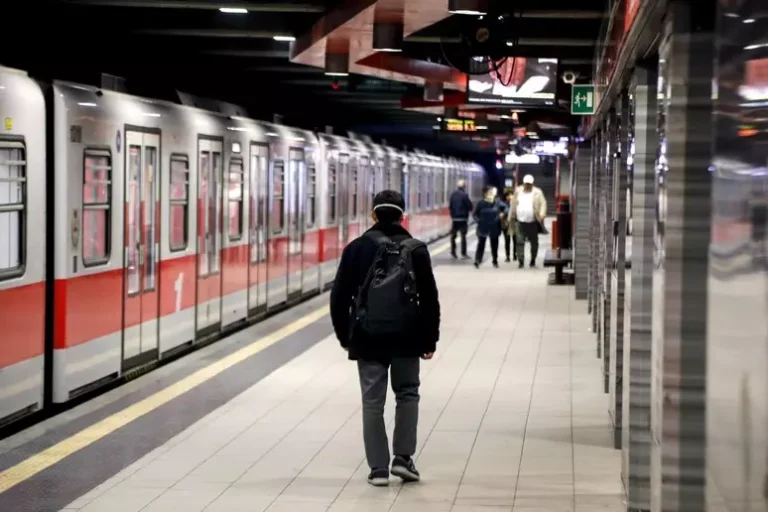 Frenata brusca della metro in centro a Milano, contusi e feriti