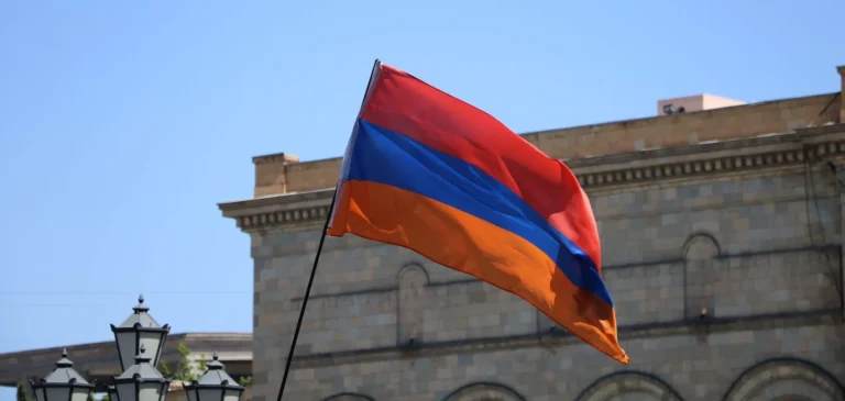 L’ombra di Mosca e l’alba di Erevan: l’Armenia abbraccia la democrazia europea e spezza le catene della dipendenza russa