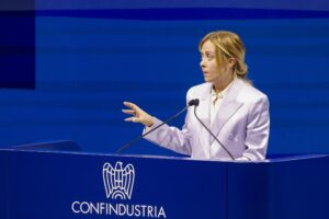 Meloni all’assemblea di Confindustria: “Vi propongo un tavolo per la riforma della burocrazia”