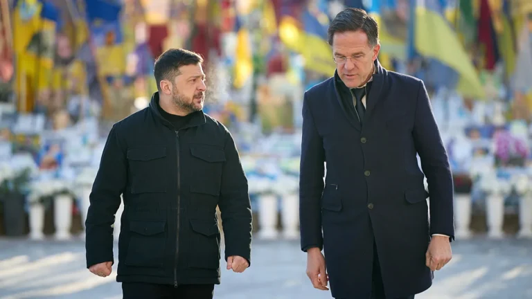 Il segretario generale della Nato Rutte visita a sorpresa Kiev e incontra Zelensky