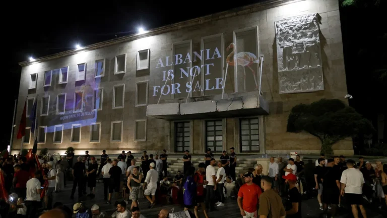 Albania, ancora proteste contro il resort di lusso di Kushner: “Rama si dimetta entro 24 ore”