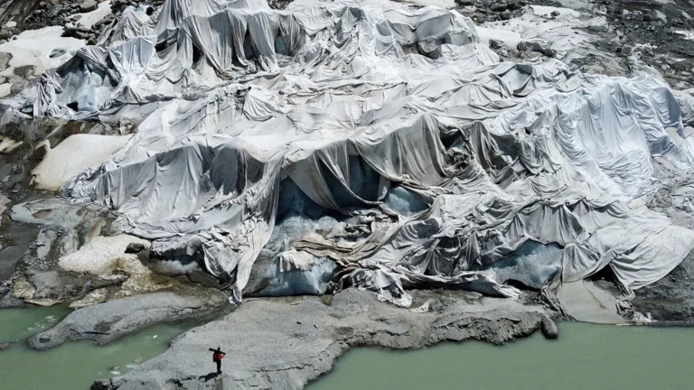 Ghiacciai svizzeri si riducono molto rapidamente già a giugno, l’Europa affronta caldo estremo