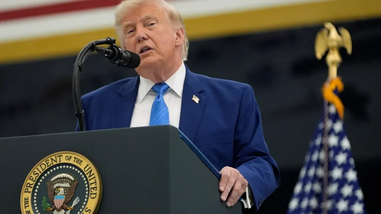 Trump torna ad attaccare Meloni: “Sua popolarità è scarsa, cerca consensi”, la premier contrattacca