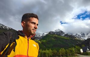 Il “viaggio” di Velimir Tomovic: quando il giornalismo diventa strumento della propaganda del Cremlino