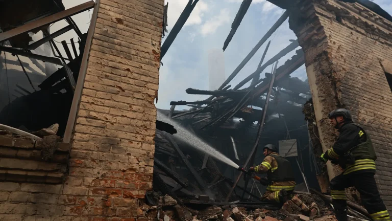 Guerra di droni tra Kiev e Mosca: l’Ucraina colpisce fabbrica d’armi in Russia