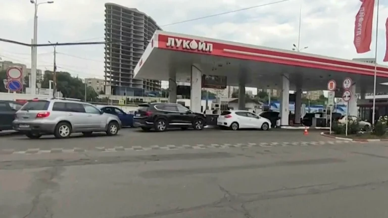 Russia, benzina razionata in 15 regioni: droni ucraini colpiscono raffinerie, scatta l’emergenza