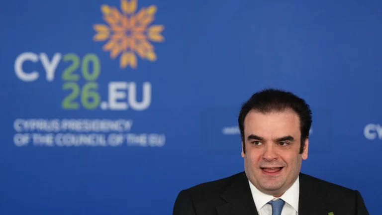 Eurogruppo: Pierrakakis, “La politica fiscale deve sostenere la BCE contro l’inflazione”