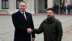Zelensky, ministri ed ex presidenti restituiscono le onorificenze: che accade tra Ucraina e Polonia?