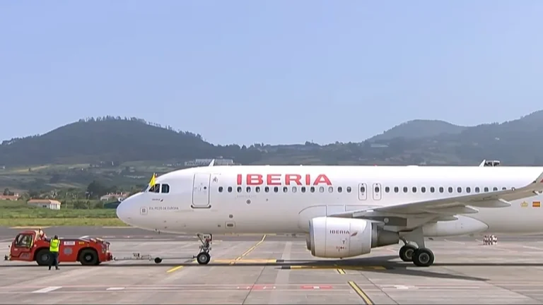 Papa Leone XIV vola a Roma dopo l’incidente al suo aereo