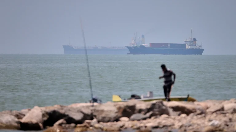 Attacchi nello Stretto di Hormuz, agenzia marittima britannica alza livello di minaccia
