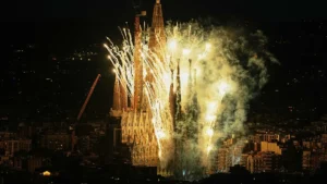 Sagrada Familia, spettacolare inaugurazione della nuova torre con 120 mila persone