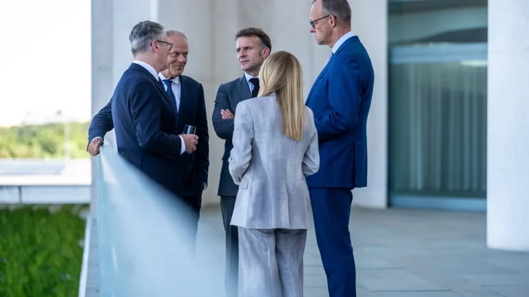 E5, Macron e Meloni rilanciano la difesa europea: “L’Europa deve assumersi più responsabilità”