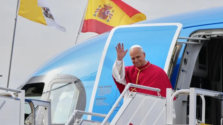 Il Papa celebra messa a Madrid e chiede la fine delle polarizzazioni nella prima visita in Spagna