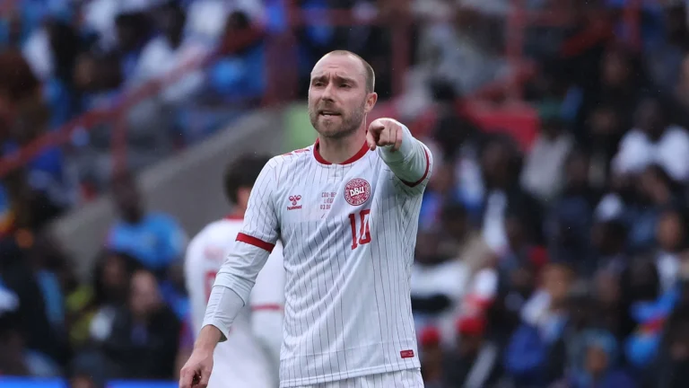 Christian Eriksen collassa in campo: il danese è cosciente