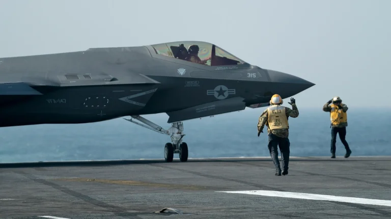 Iran minaccia di bloccare i colloqui per l’intensa attività aerea USA sullo Stretto di Hormuz