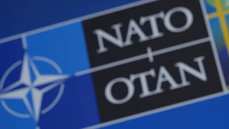 Washington pronta a ridurre caccia e navi da guerra della NATO in Europa, secondo i media USA