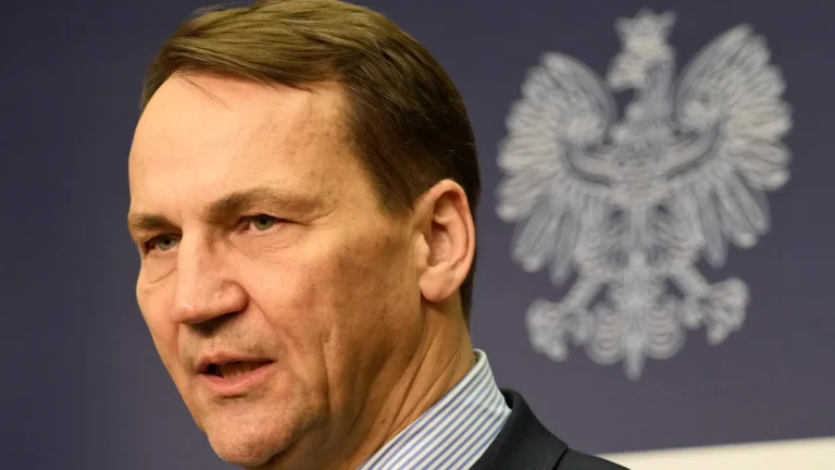 Il ministro polacco Sikorski avverte: da Mosca operazioni di depistaggio contro Paesi NATO